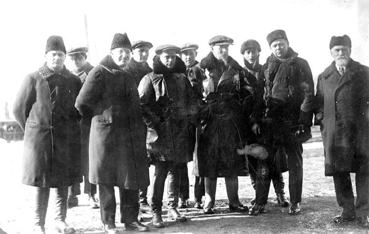 1933 г. И.Т. Кирилкин (второй справа) директор Новокраматорского машиностроительного завода